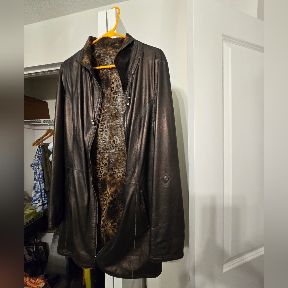 Custom reversible leopard print leather jacket - Picture 9 of 11